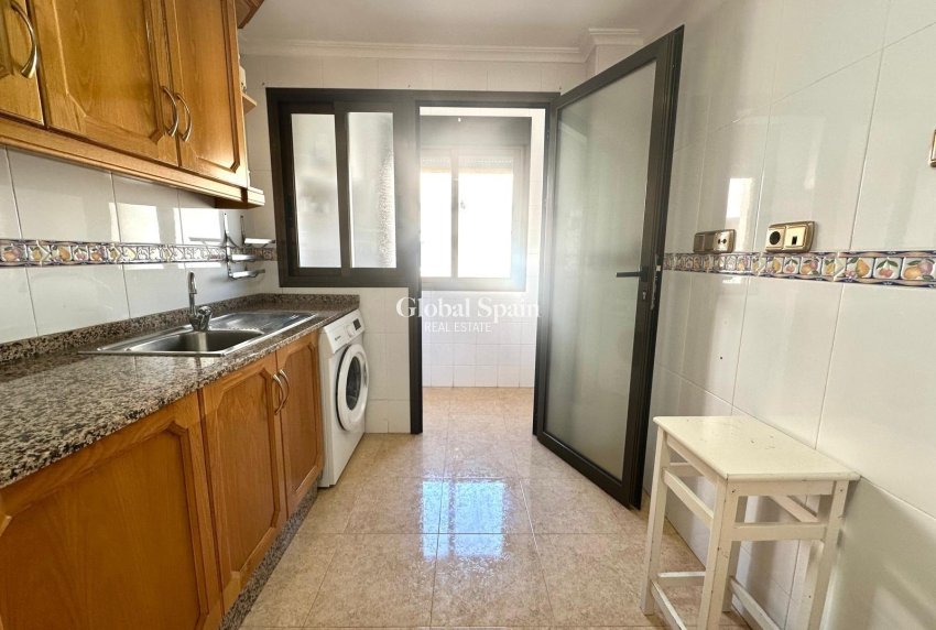 Wederverkoop - APPARTEMENT -
TORREVIEJA - Torrevieja