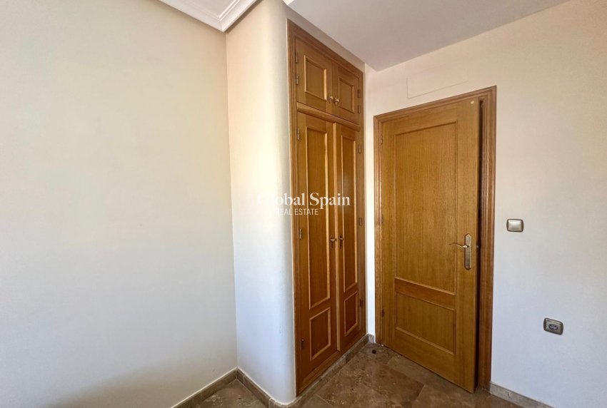 Wederverkoop - APPARTEMENT -
TORREVIEJA - Torrevieja