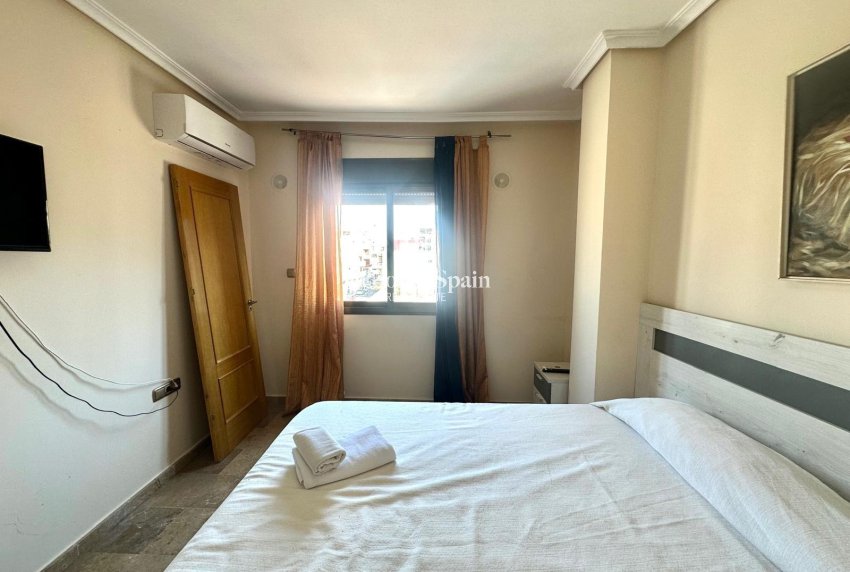 Wederverkoop - APPARTEMENT -
TORREVIEJA - Torrevieja