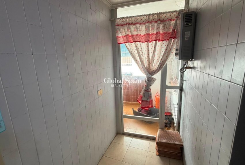 Wederverkoop - APPARTEMENT -
TORREVIEJA - Torrevieja