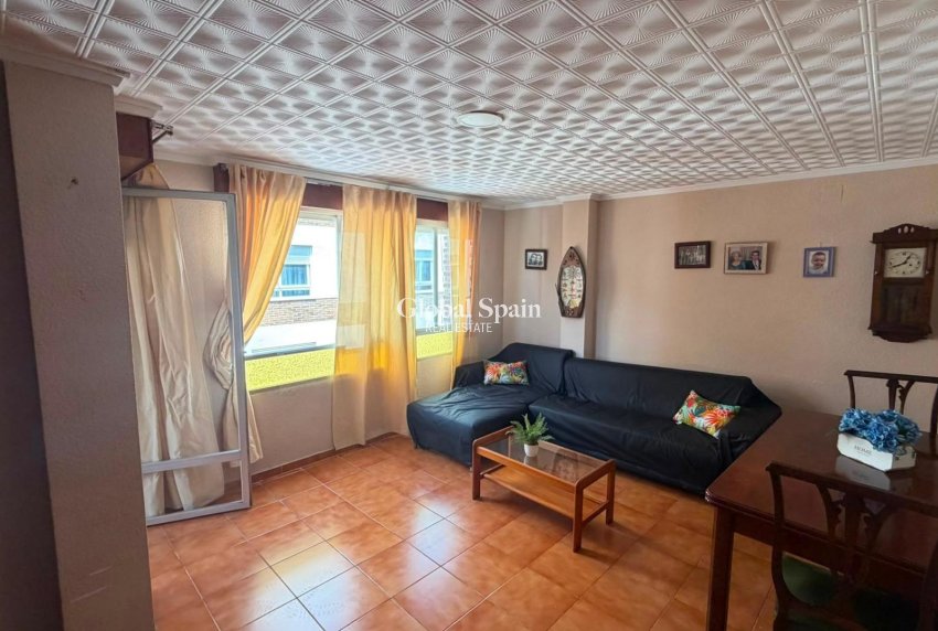 Wederverkoop - APPARTEMENT -
TORREVIEJA - Torrevieja