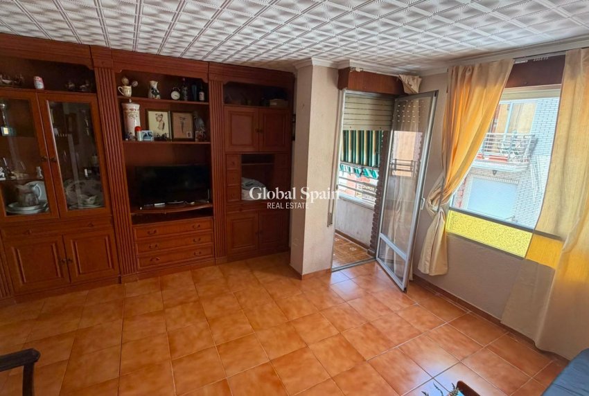 Wederverkoop - APPARTEMENT -
TORREVIEJA - Torrevieja