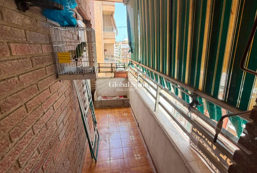 Wederverkoop - APPARTEMENT -
TORREVIEJA - Torrevieja