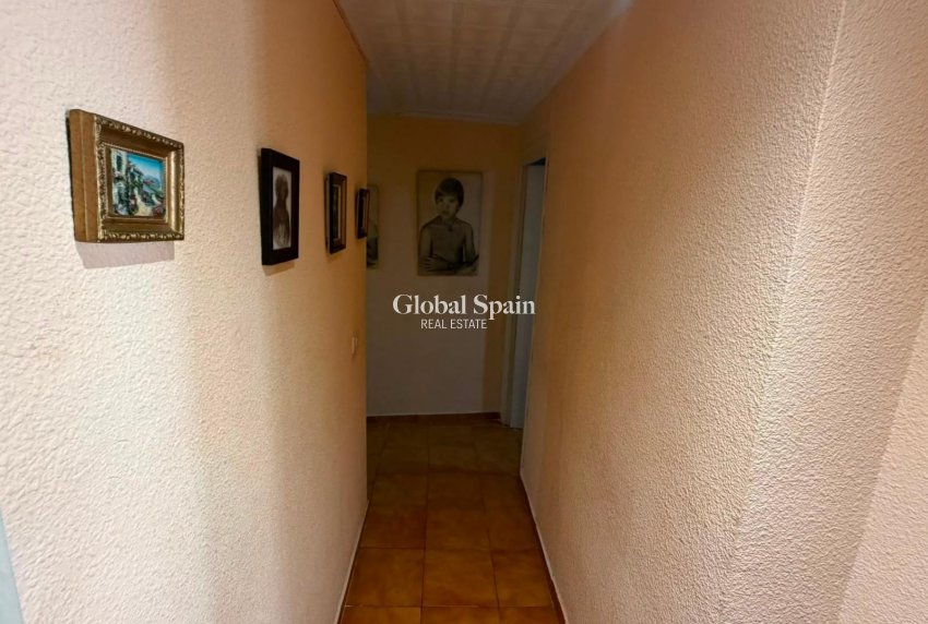 Wederverkoop - APPARTEMENT -
TORREVIEJA - Torrevieja