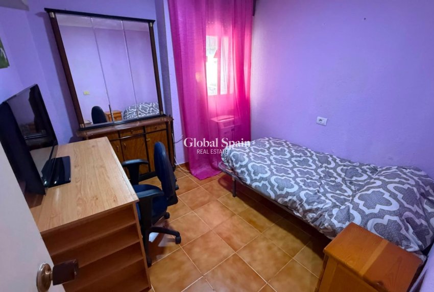 Wederverkoop - APPARTEMENT -
TORREVIEJA - Torrevieja
