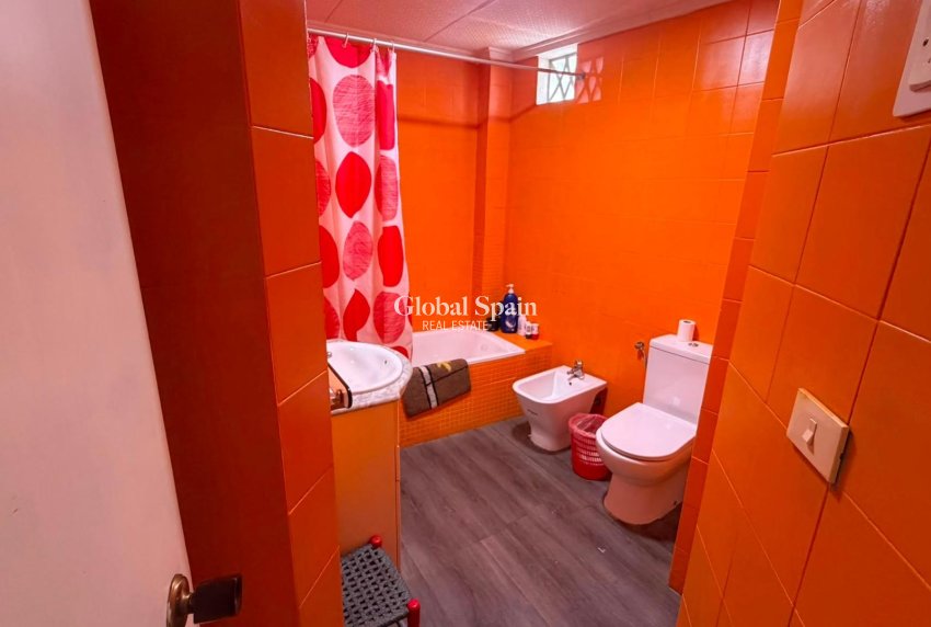 Wederverkoop - APPARTEMENT -
TORREVIEJA - Torrevieja