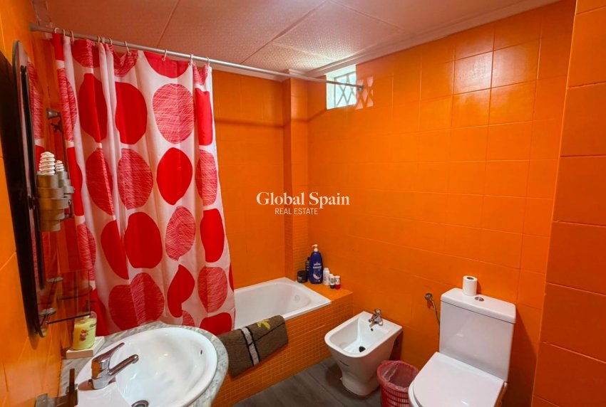 Wederverkoop - APPARTEMENT -
TORREVIEJA - Torrevieja