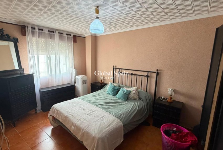 Wederverkoop - APPARTEMENT -
TORREVIEJA - Torrevieja
