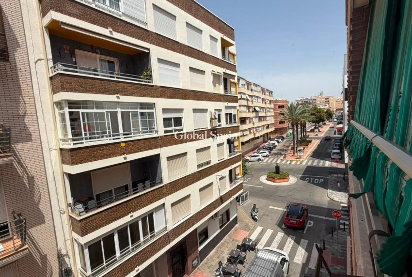 Wederverkoop - APPARTEMENT -
TORREVIEJA - Torrevieja