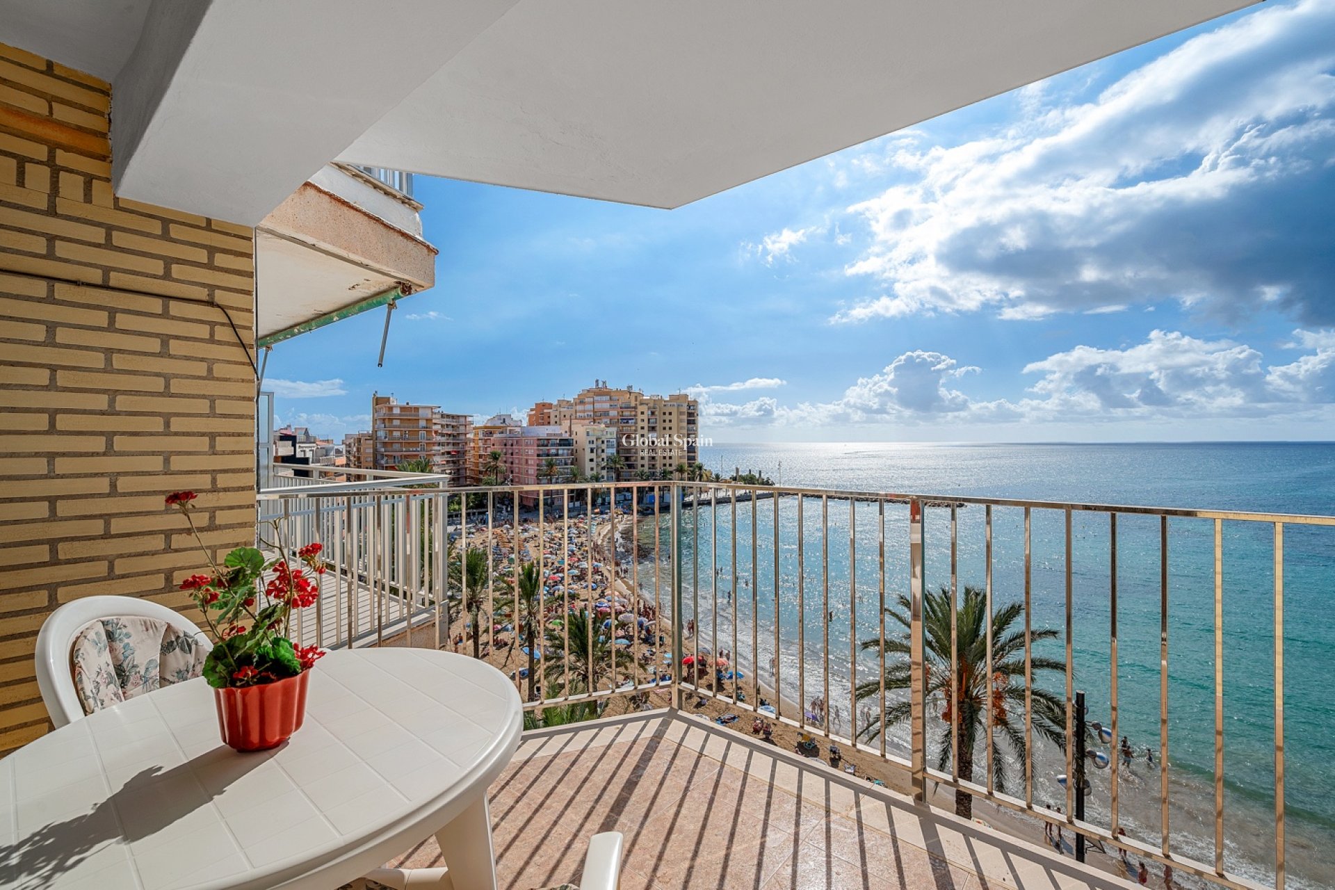 Wederverkoop - APPARTEMENT -
TORREVIEJA - Torrevieja