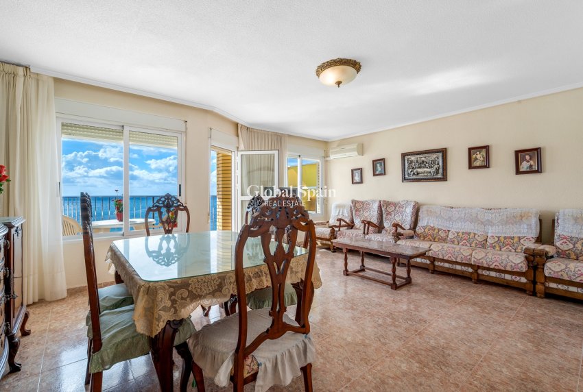Wederverkoop - APPARTEMENT -
TORREVIEJA - Torrevieja