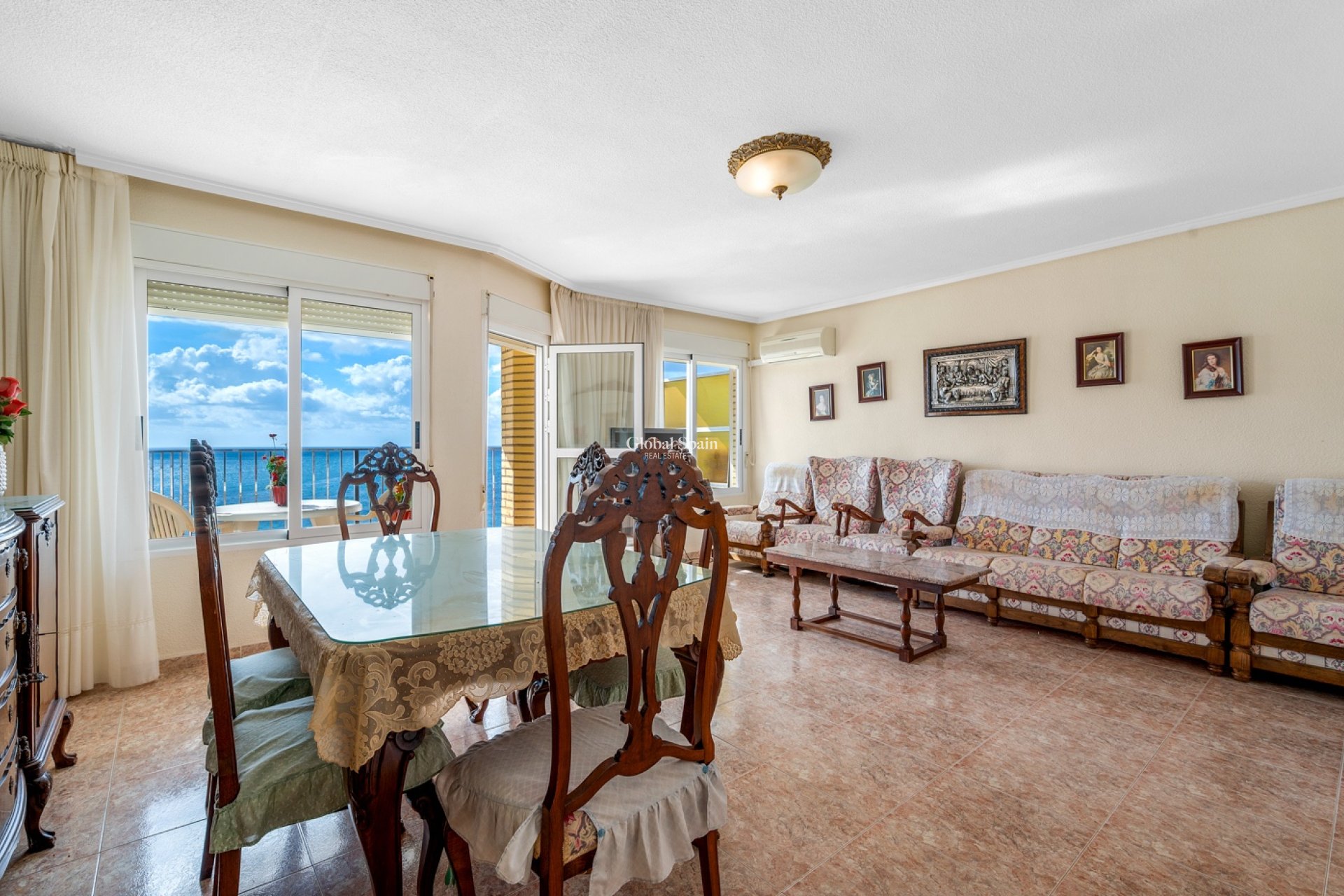 Wederverkoop - APPARTEMENT -
TORREVIEJA - Torrevieja