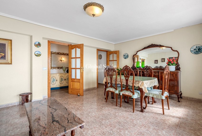 Wederverkoop - APPARTEMENT -
TORREVIEJA - Torrevieja