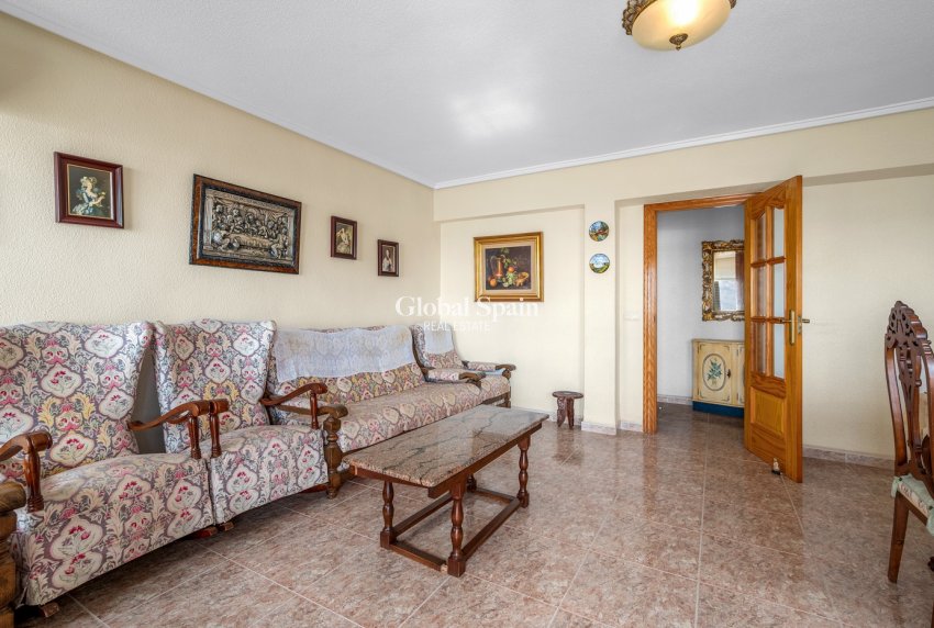 Wederverkoop - APPARTEMENT -
TORREVIEJA - Torrevieja