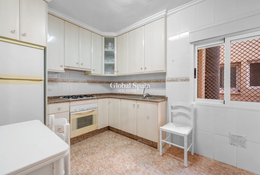 Wederverkoop - APPARTEMENT -
TORREVIEJA - Torrevieja