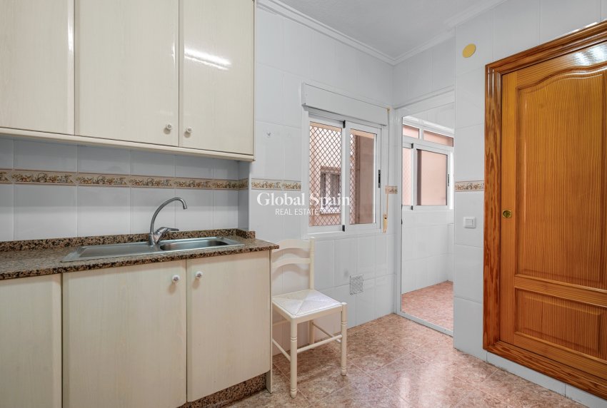 Wederverkoop - APPARTEMENT -
TORREVIEJA - Torrevieja