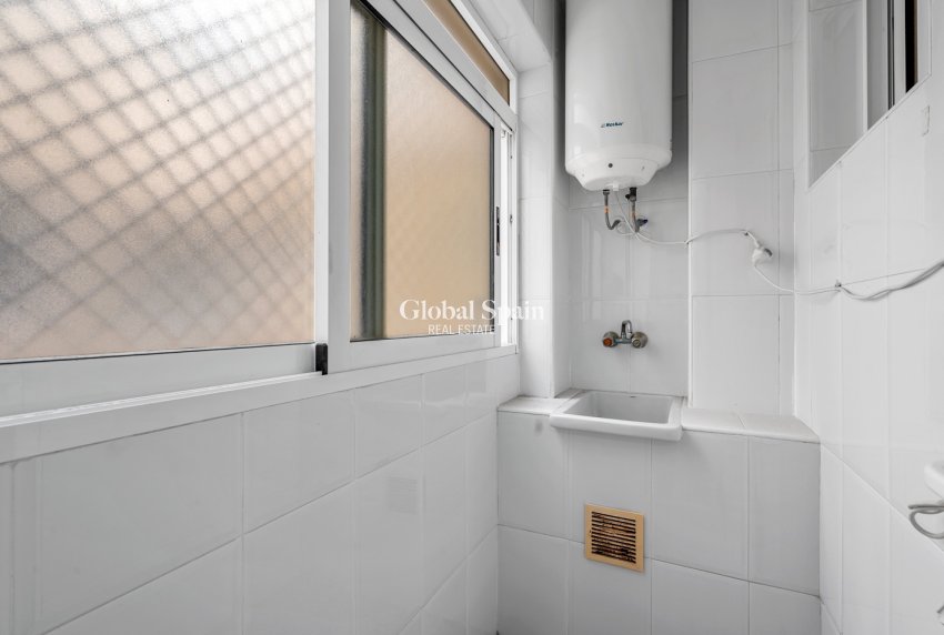 Wederverkoop - APPARTEMENT -
TORREVIEJA - Torrevieja