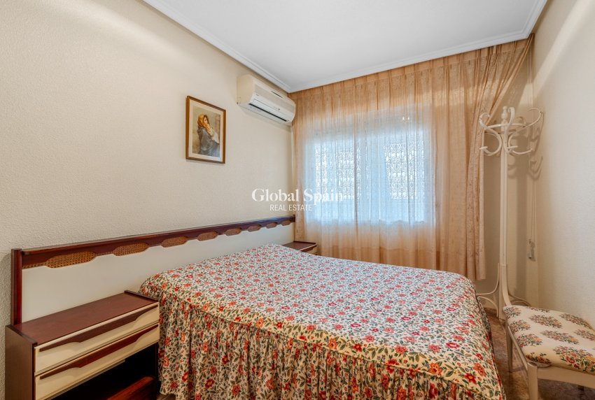 Wederverkoop - APPARTEMENT -
TORREVIEJA - Torrevieja