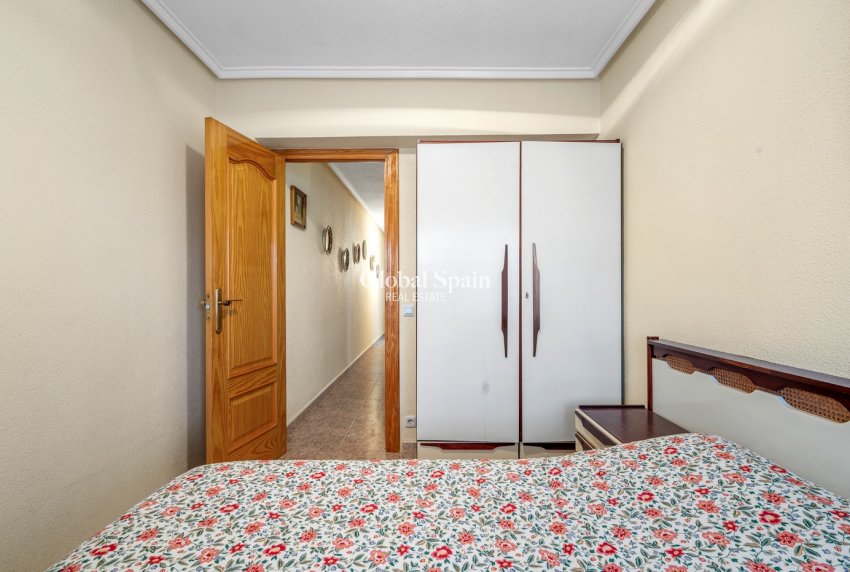 Wederverkoop - APPARTEMENT -
TORREVIEJA - Torrevieja