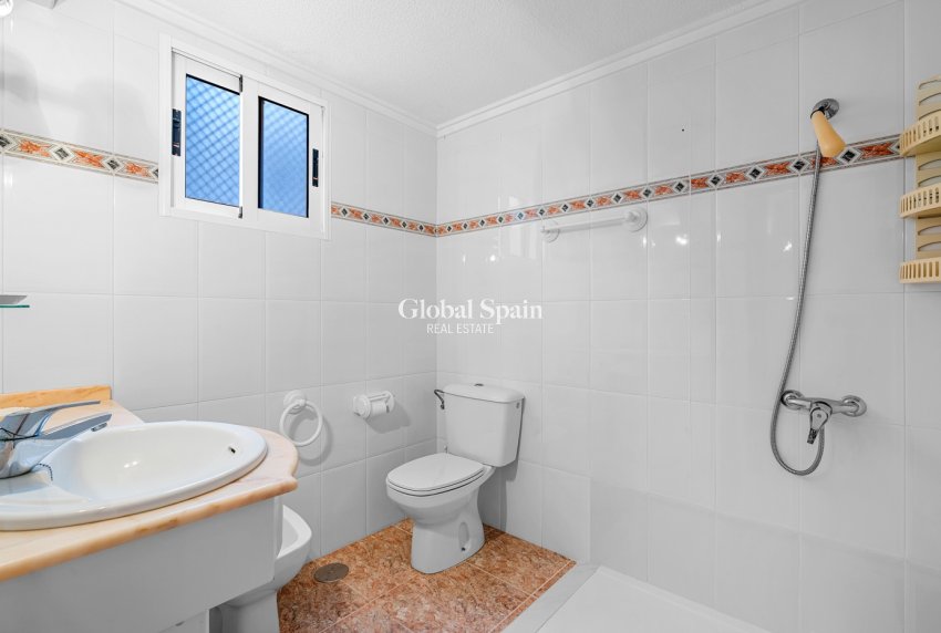 Wederverkoop - APPARTEMENT -
TORREVIEJA - Torrevieja