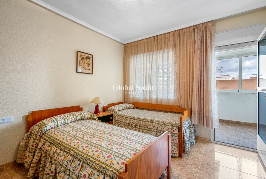 Wederverkoop - APPARTEMENT -
TORREVIEJA - Torrevieja