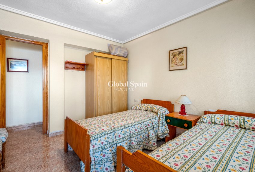 Wederverkoop - APPARTEMENT -
TORREVIEJA - Torrevieja