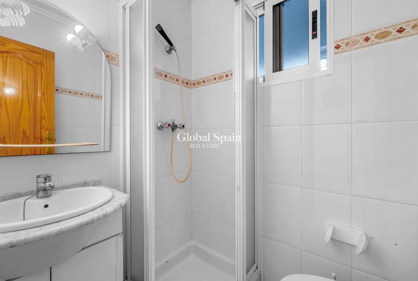 Wederverkoop - APPARTEMENT -
TORREVIEJA - Torrevieja