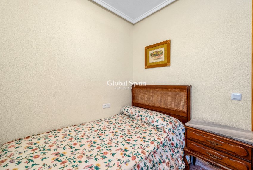 Wederverkoop - APPARTEMENT -
TORREVIEJA - Torrevieja
