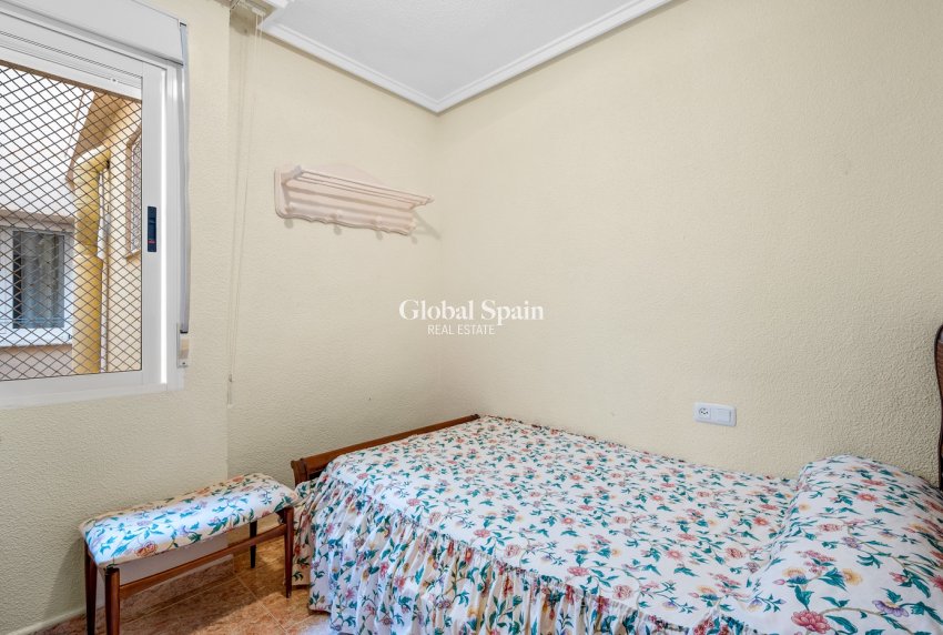 Wederverkoop - APPARTEMENT -
TORREVIEJA - Torrevieja
