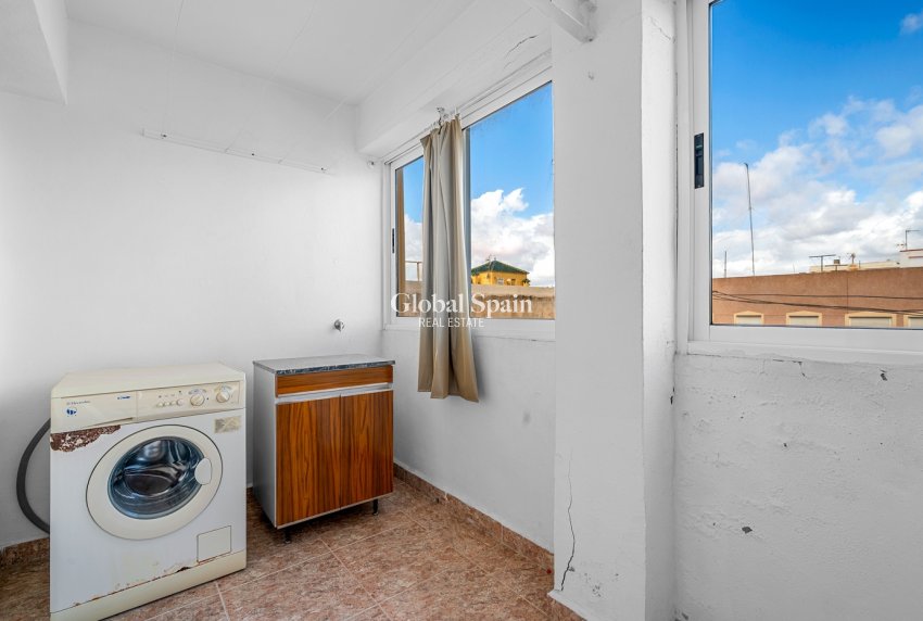 Wederverkoop - APPARTEMENT -
TORREVIEJA - Torrevieja