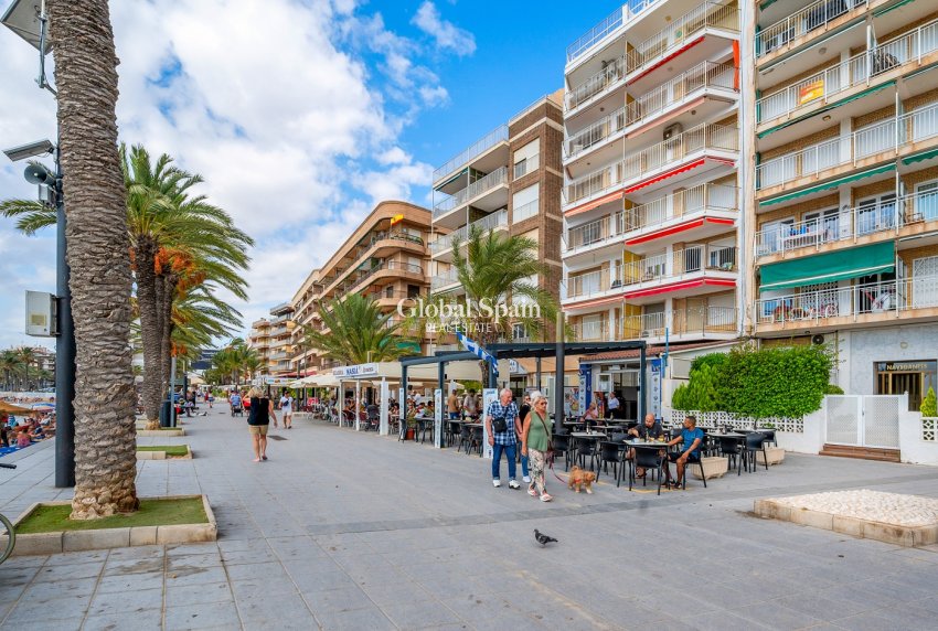 Wederverkoop - APPARTEMENT -
TORREVIEJA - Torrevieja