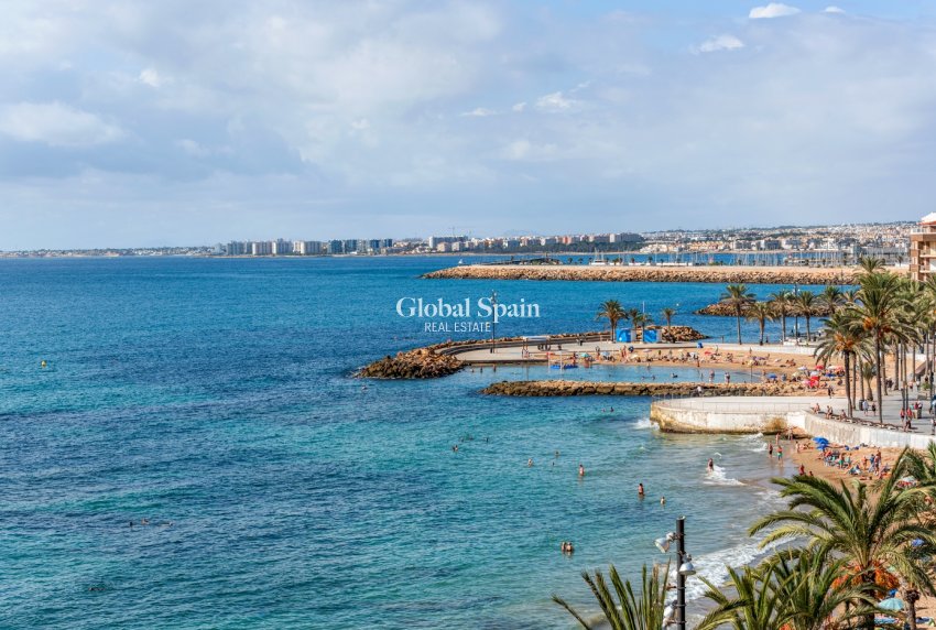 Wederverkoop - APPARTEMENT -
TORREVIEJA - Torrevieja