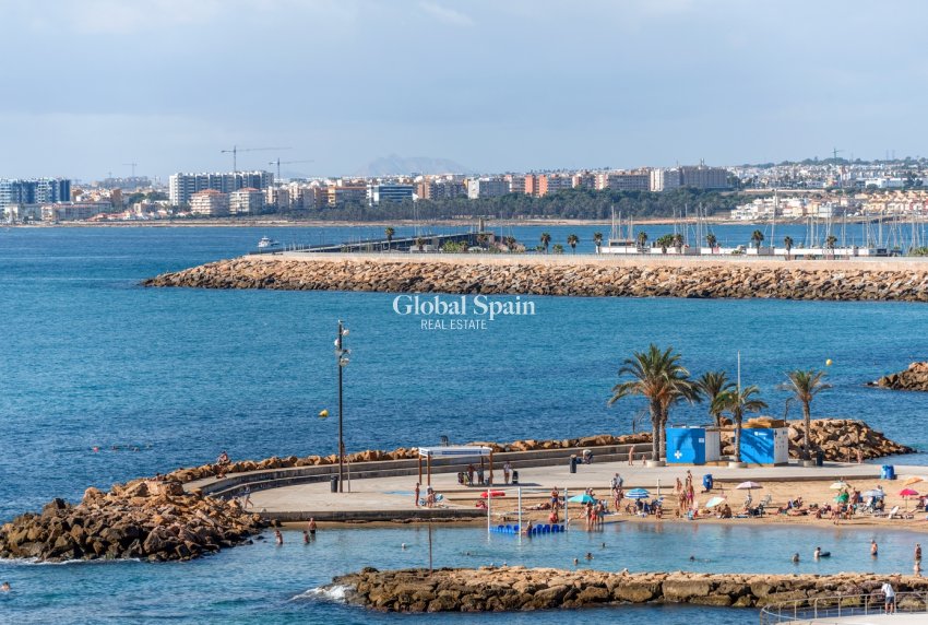 Wederverkoop - APPARTEMENT -
TORREVIEJA - Torrevieja