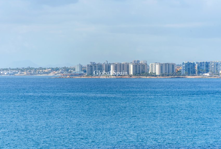 Wederverkoop - APPARTEMENT -
TORREVIEJA - Torrevieja