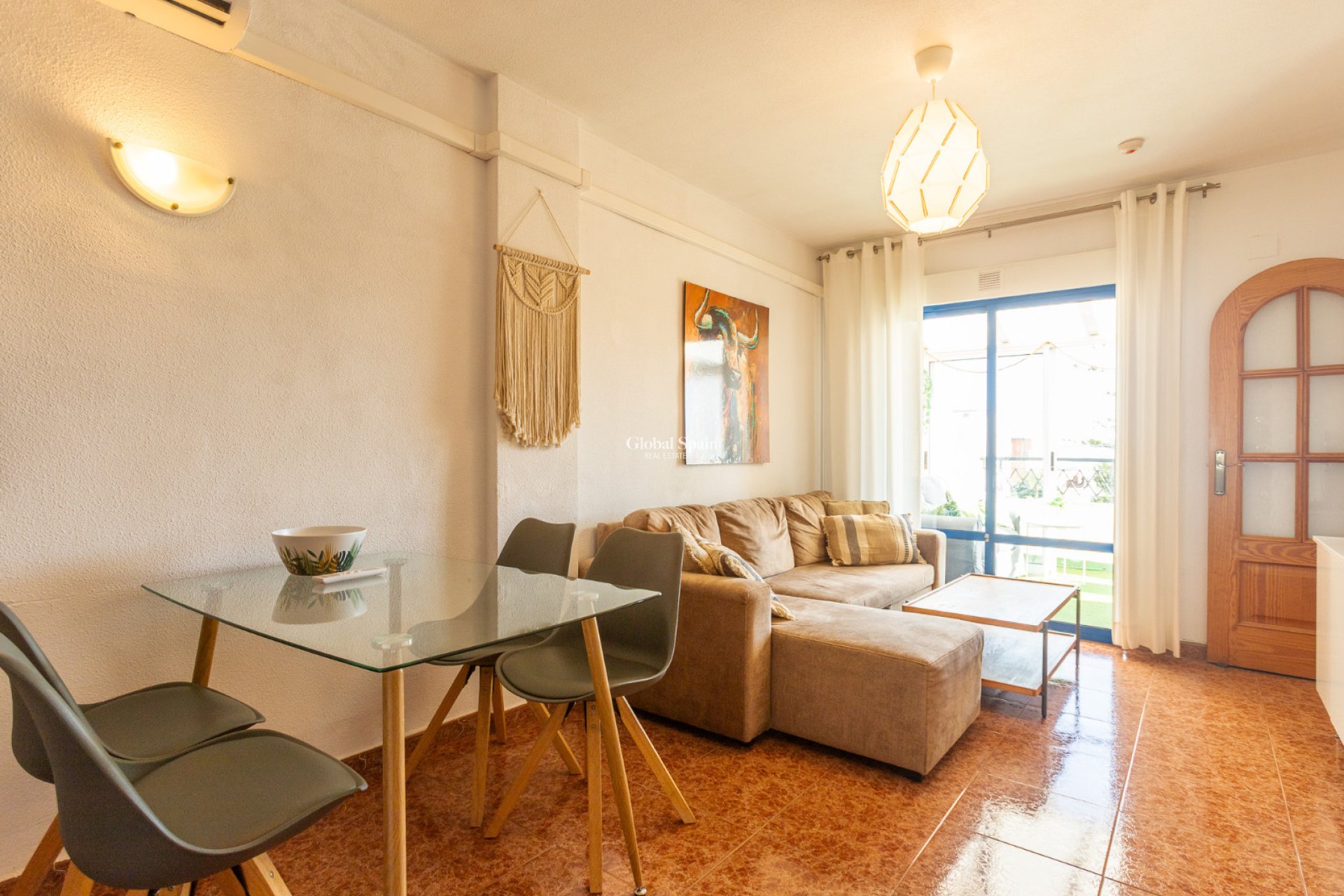 Wederverkoop - APPARTEMENT -
TORREVIEJA - Torrevieja