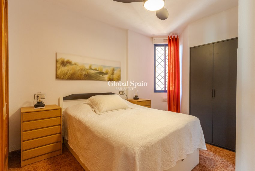 Wederverkoop - APPARTEMENT -
TORREVIEJA - Torrevieja