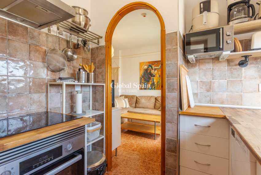 Wederverkoop - APPARTEMENT -
TORREVIEJA - Torrevieja