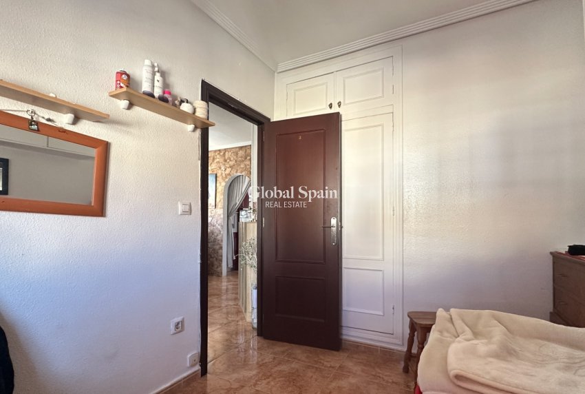 Wederverkoop - APPARTEMENT -
TORREVIEJA - Torrevieja