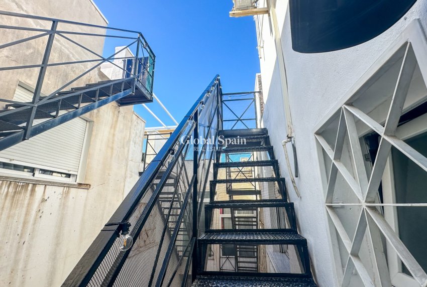 Wederverkoop - APPARTEMENT -
TORREVIEJA - Torrevieja
