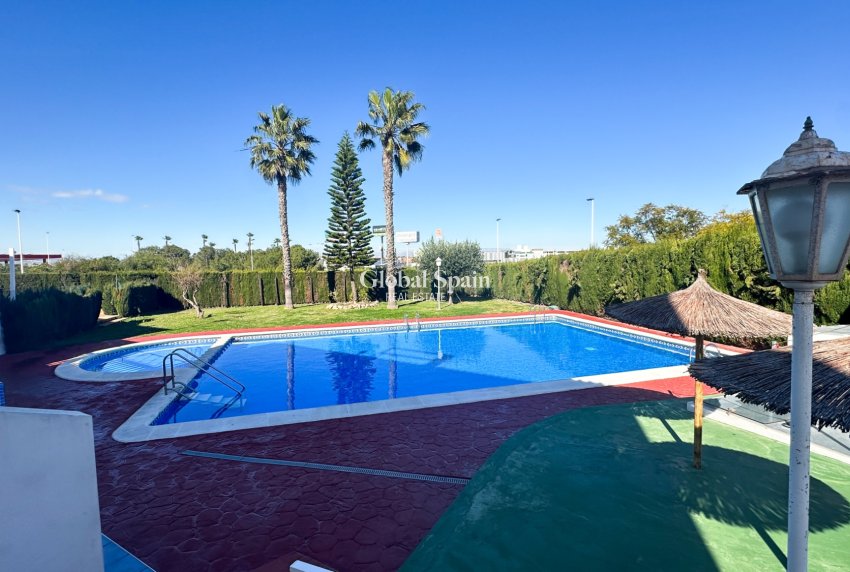 Wederverkoop - APPARTEMENT -
TORREVIEJA - Torrevieja