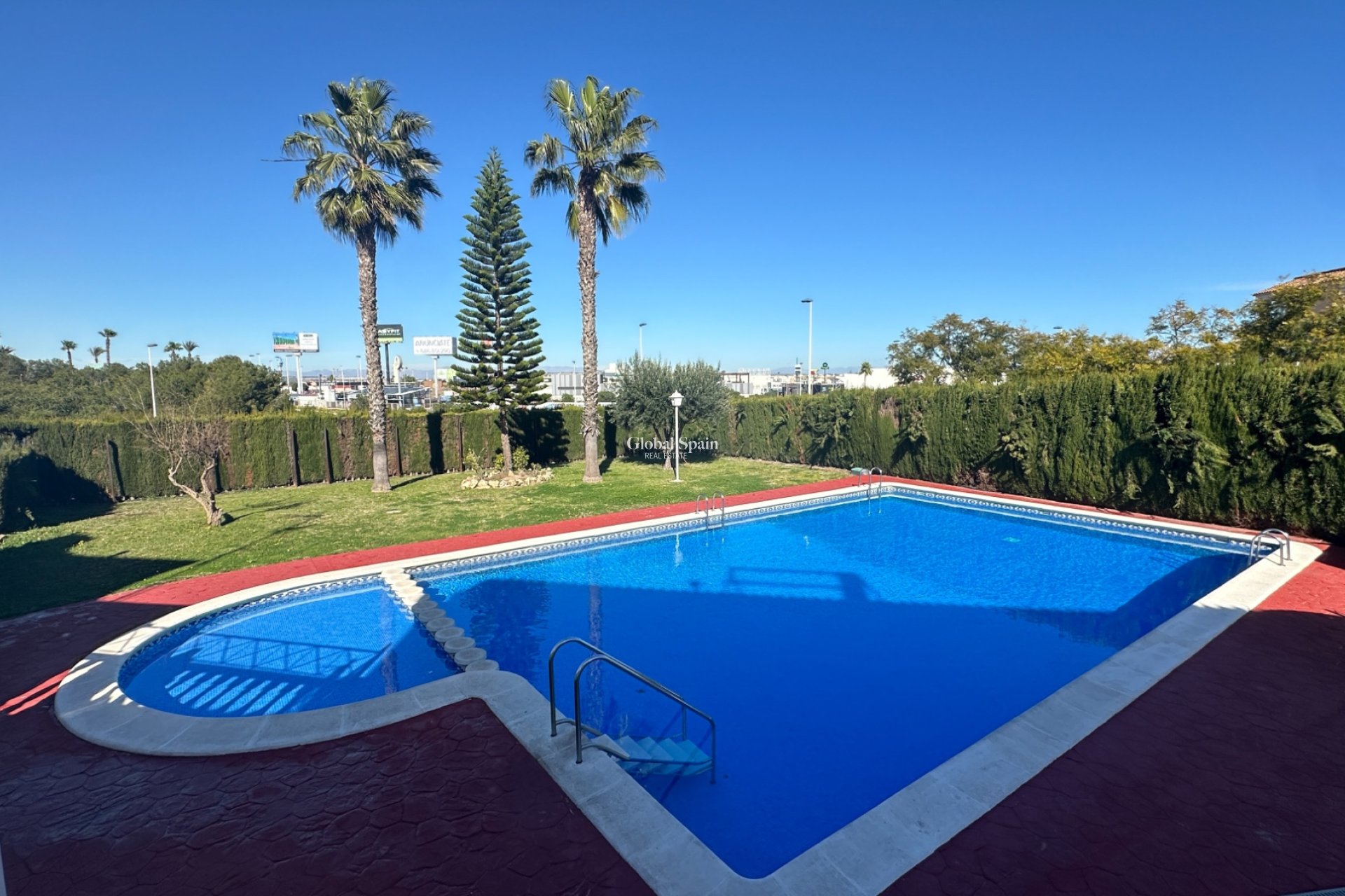 Wederverkoop - APPARTEMENT -
TORREVIEJA - Torrevieja