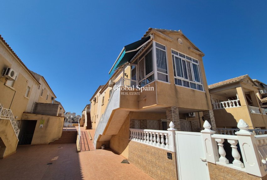 Wederverkoop - APPARTEMENT -
TORREVIEJA - Torrevieja
