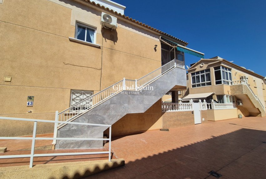 Wederverkoop - APPARTEMENT -
TORREVIEJA - Torrevieja