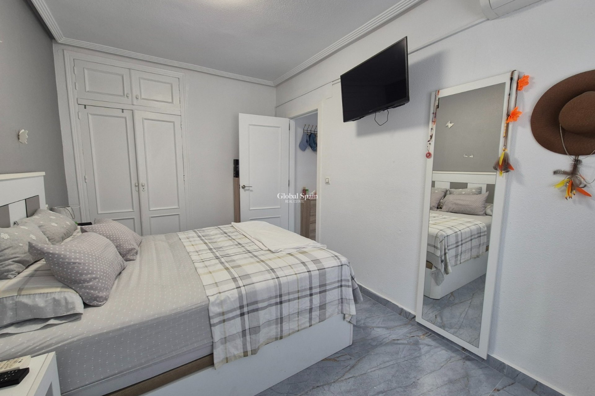 Wederverkoop - APPARTEMENT -
TORREVIEJA - Torrevieja
