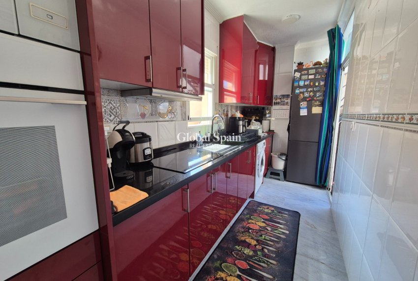 Wederverkoop - APPARTEMENT -
TORREVIEJA - Torrevieja