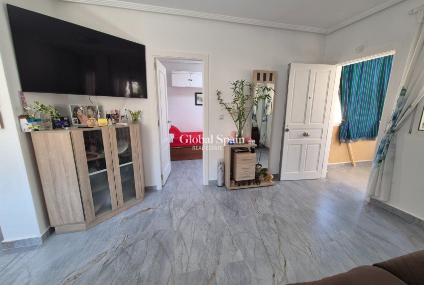Wederverkoop - APPARTEMENT -
TORREVIEJA - Torrevieja