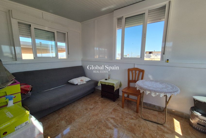 Wederverkoop - APPARTEMENT -
TORREVIEJA - Torrevieja