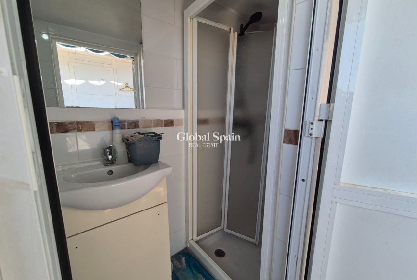 Wederverkoop - APPARTEMENT -
TORREVIEJA - Torrevieja