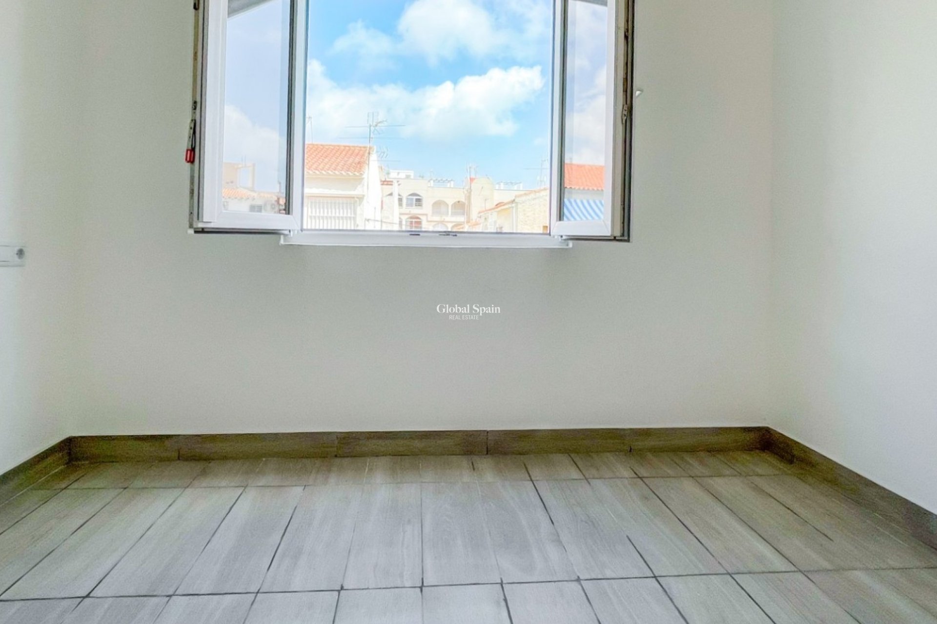 Wederverkoop - APPARTEMENT -
TORREVIEJA - Torrevieja