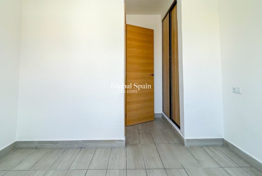 Wederverkoop - APPARTEMENT -
TORREVIEJA - Torrevieja